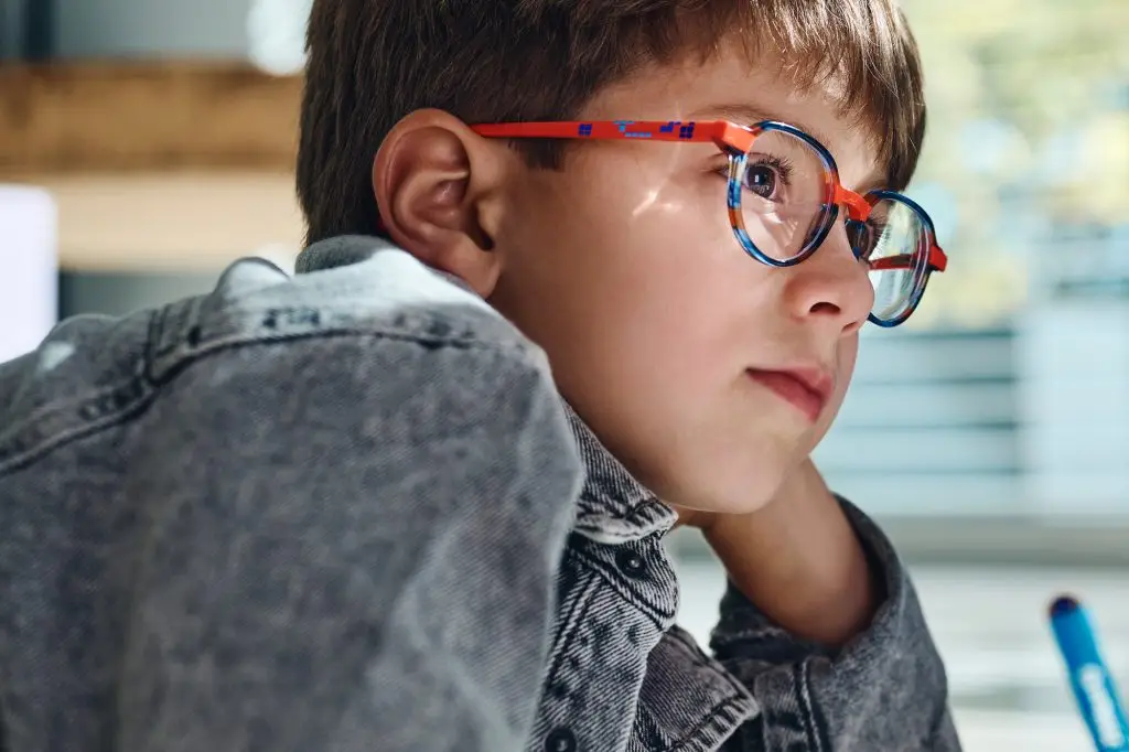 Kind met een kinderbril bij Inzicht Optiek in Apeldoorn