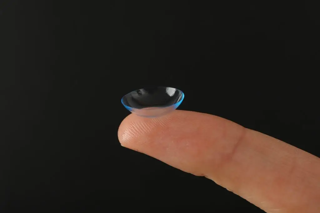 Close-up van een contactlens op een vingertop