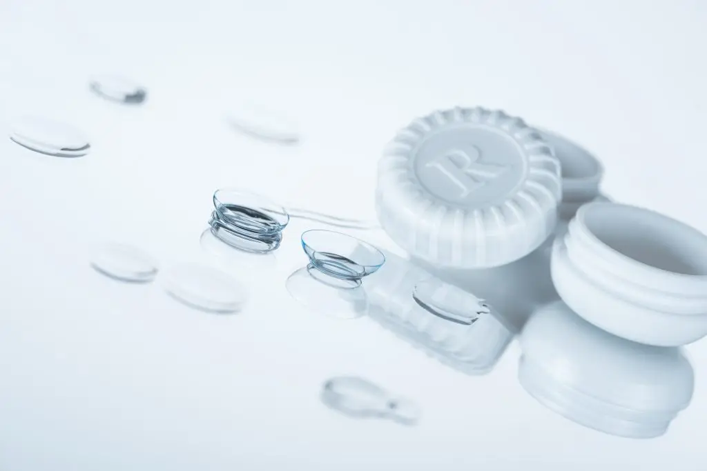 Contactlenzen en lenshouder van dichtbij