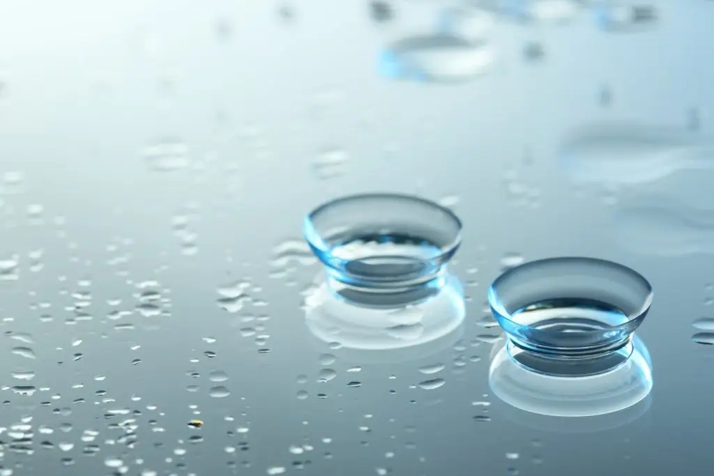 Contactlenzen op een nat oppervlak